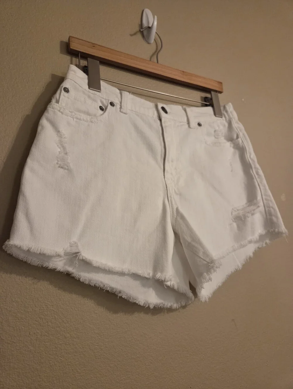 AERIE Daydream White Distressed Raw Edge Elastic Waist Denim Shorts Women's SZ M